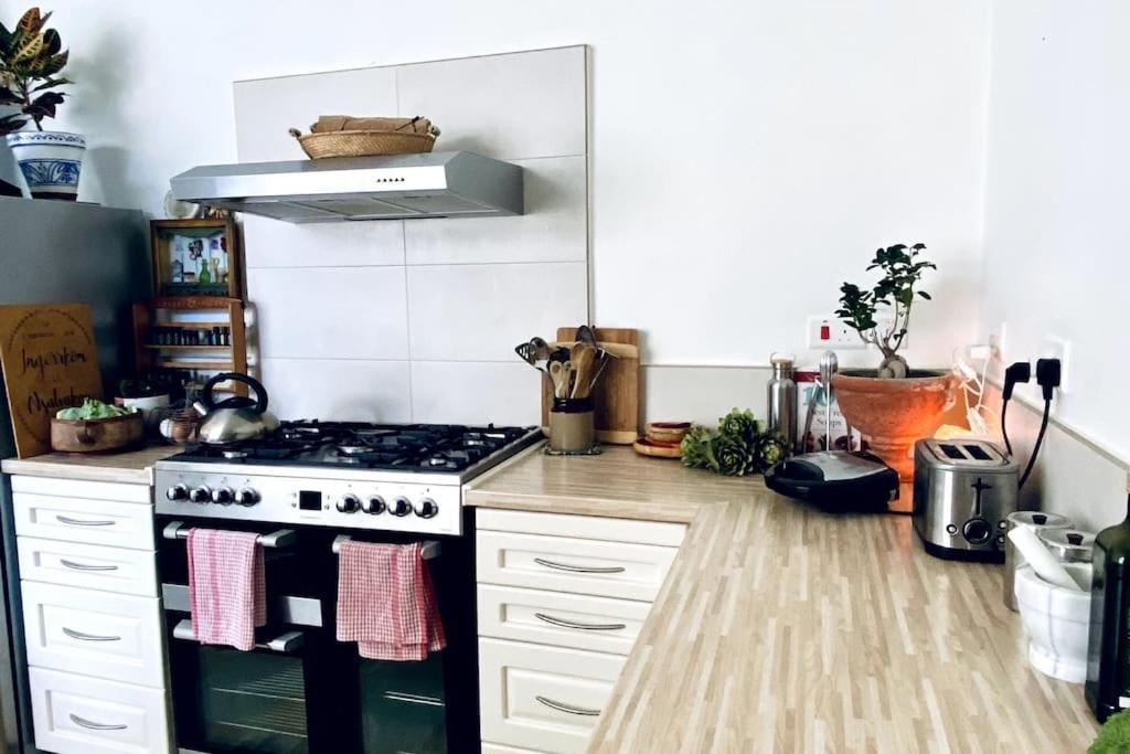 モスタFree Breakfast, Pool, Spacious Aircon Hideawayアパートメント エクステリア 写真